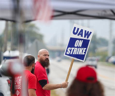 United Autoworkers strikes spread to Chicago and Lansing as 7,000 more workers join the picket line